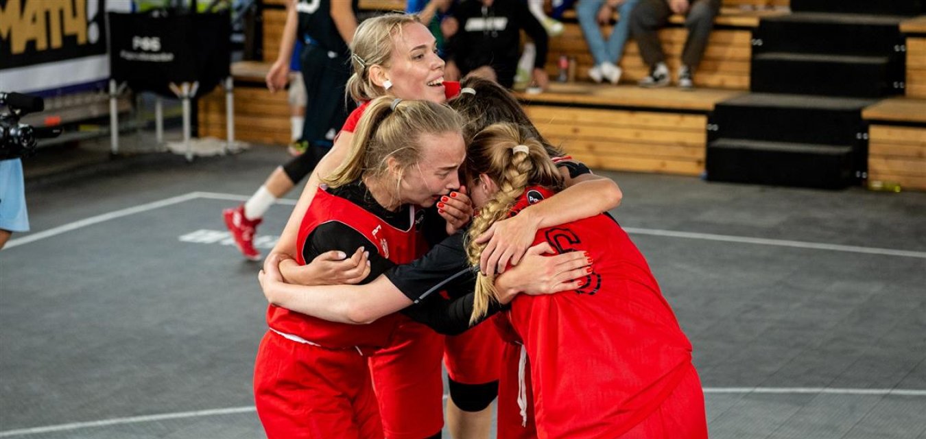 Падение фаворитов: мужской пьедестал без Москвы, женский — без Самарской области