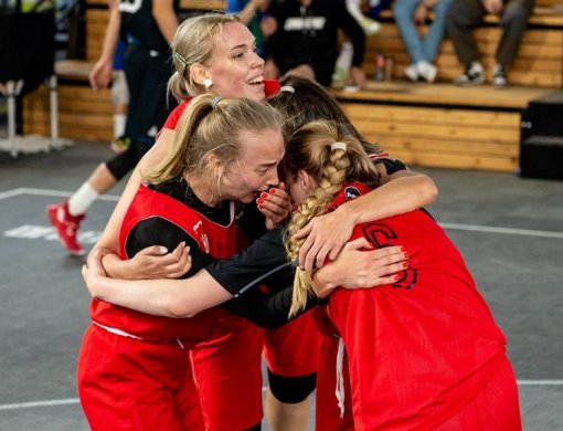 Падение фаворитов: мужской пьедестал без Москвы, женский — без Самарской области